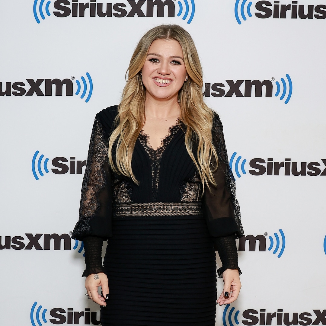 Kelly Clarkson Jokes About Her Weight-Loss Journey During Performance